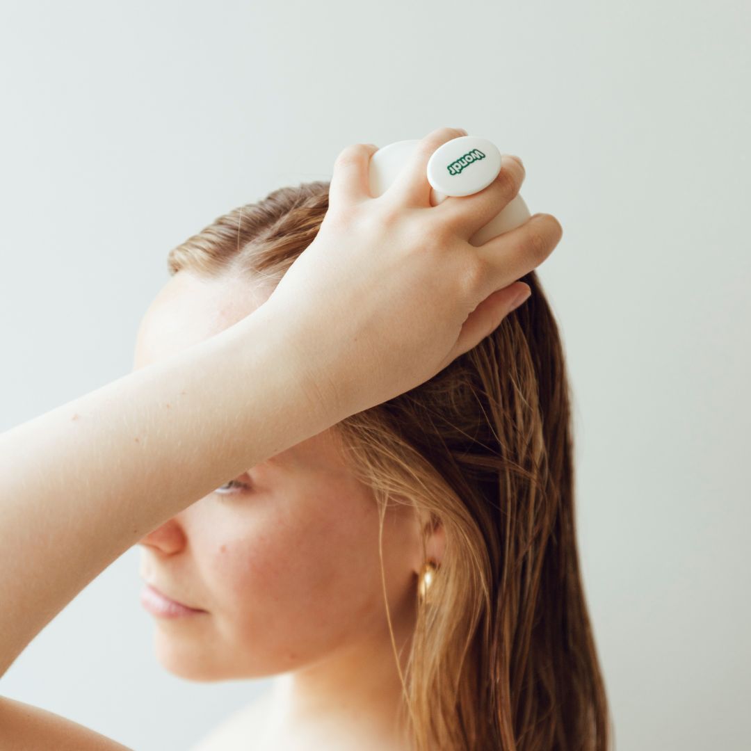 Stap 2: Stimuleer je hoofdhuid met een scalp massager